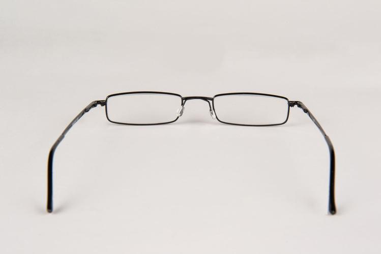 本厂老花眼镜全部采用树脂高清晰光学眼镜片,镀色环保安全,每副眼镜都